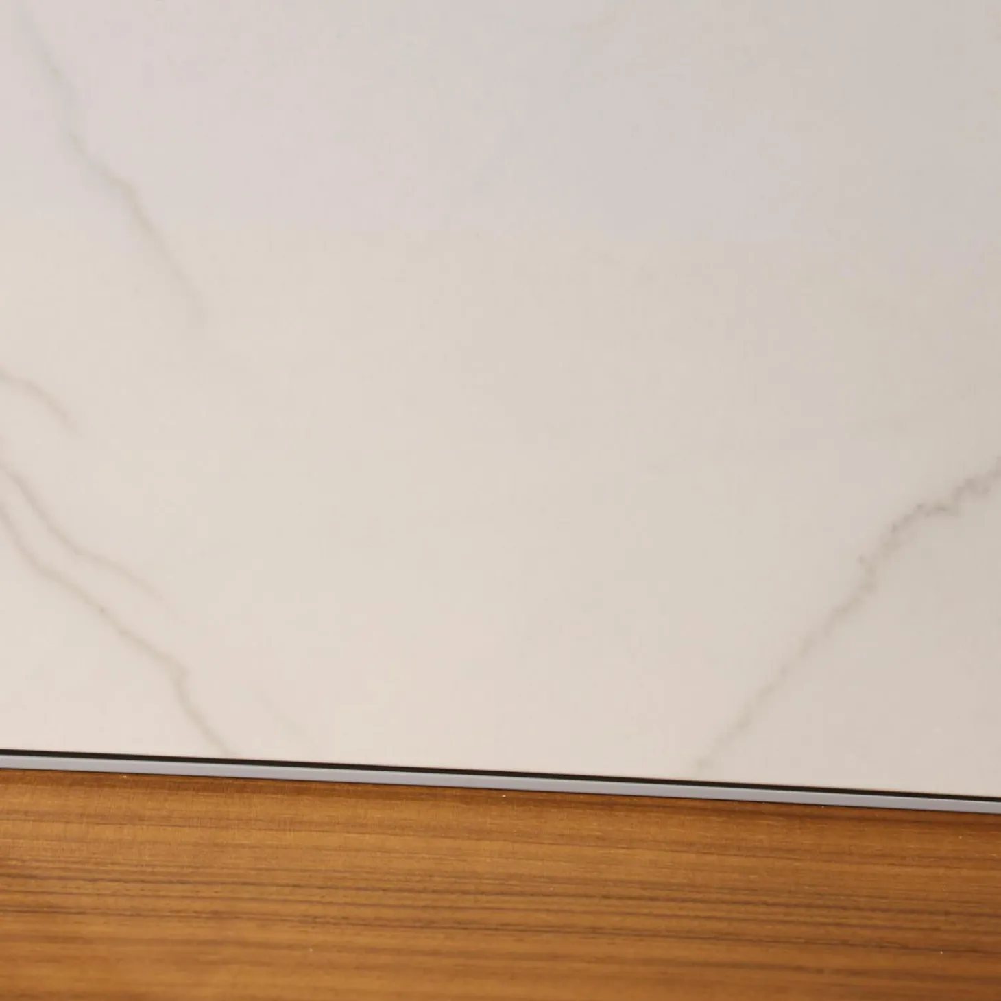 Wohnwand I ModulART Lowbaord Nussbaum Canaletto Wandregal Blu Vinca Dunkelblau Rückwand Marmor Calacatta