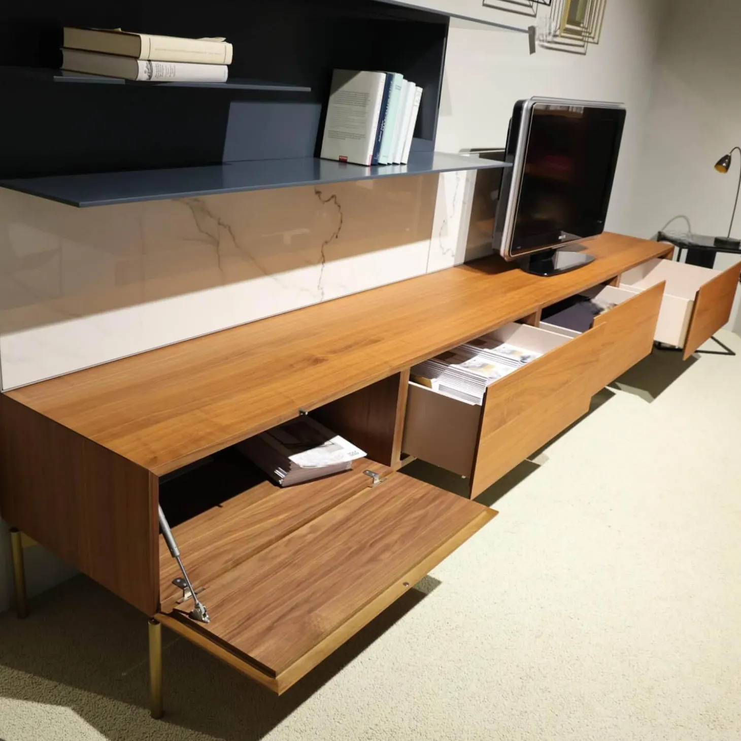 Wohnwand I ModulART Lowbaord Nussbaum Canaletto Wandregal Blu Vinca Dunkelblau Rückwand Marmor Calacatta