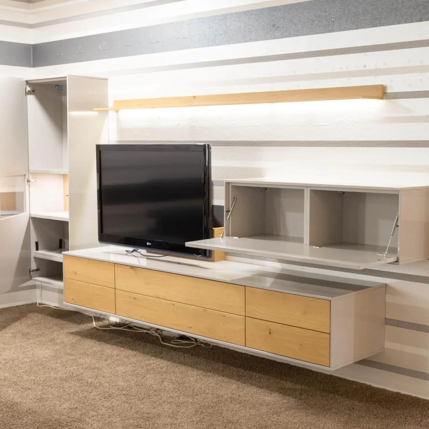 Wohnwand Kara Frame 73029 Lack 2 Grau Absetzung Asteiche Inklusive LED Strahler