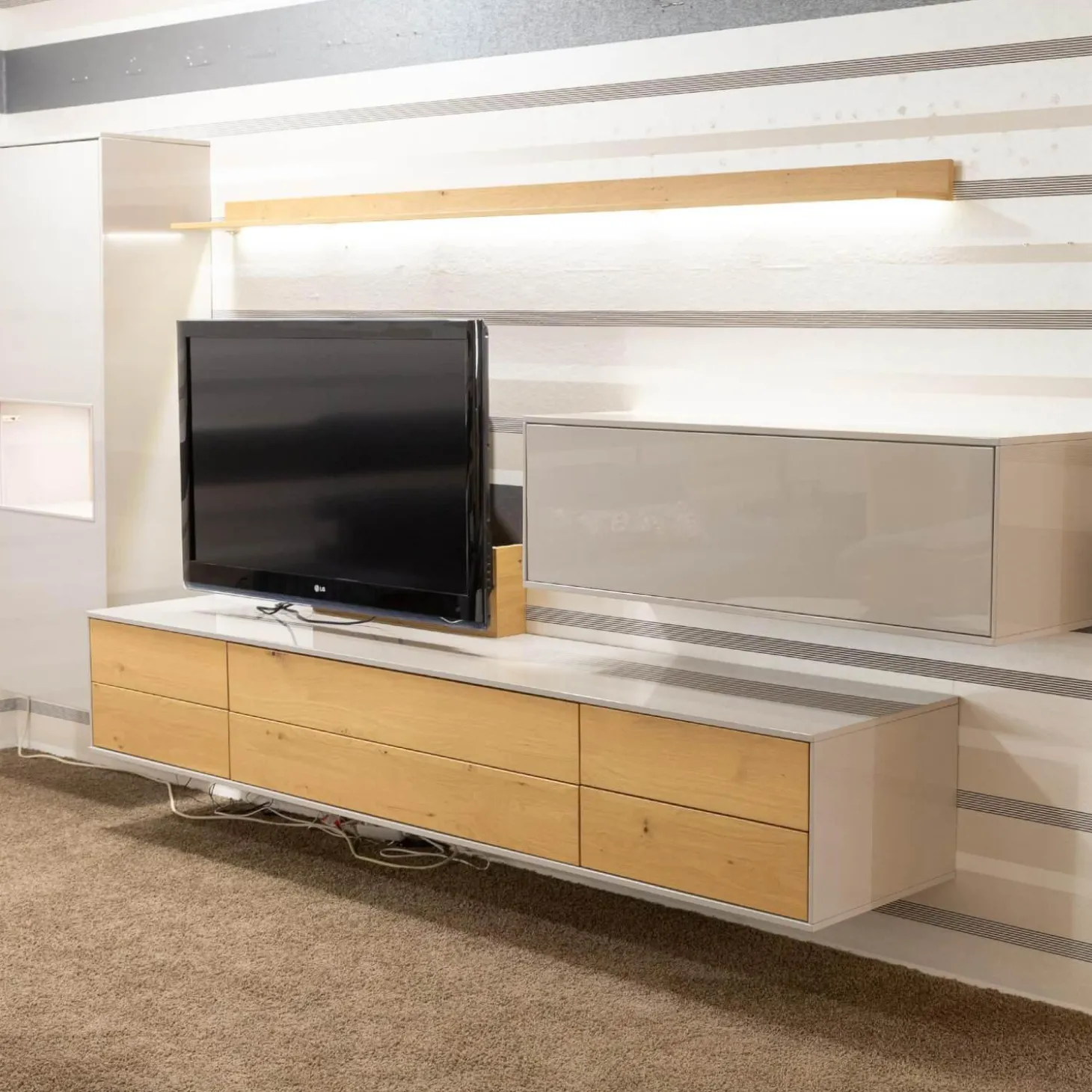 Wohnwand Kara Frame 73029 Lack 2 Grau Absetzung Asteiche Inklusive LED Strahler