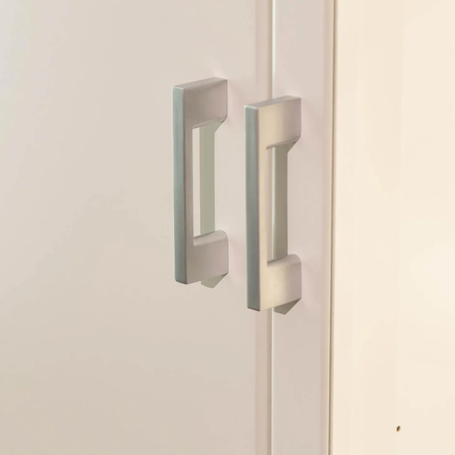 Wohnwand Kira Korpus Und Front Lack Weiß Regale Lack Grau Mit LED-Beleuchtung