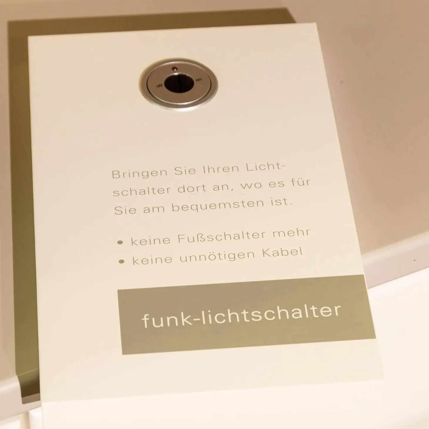 Wohnwand Kira Korpus Und Front Lack Weiß Regale Lack Grau Mit LED-Beleuchtung