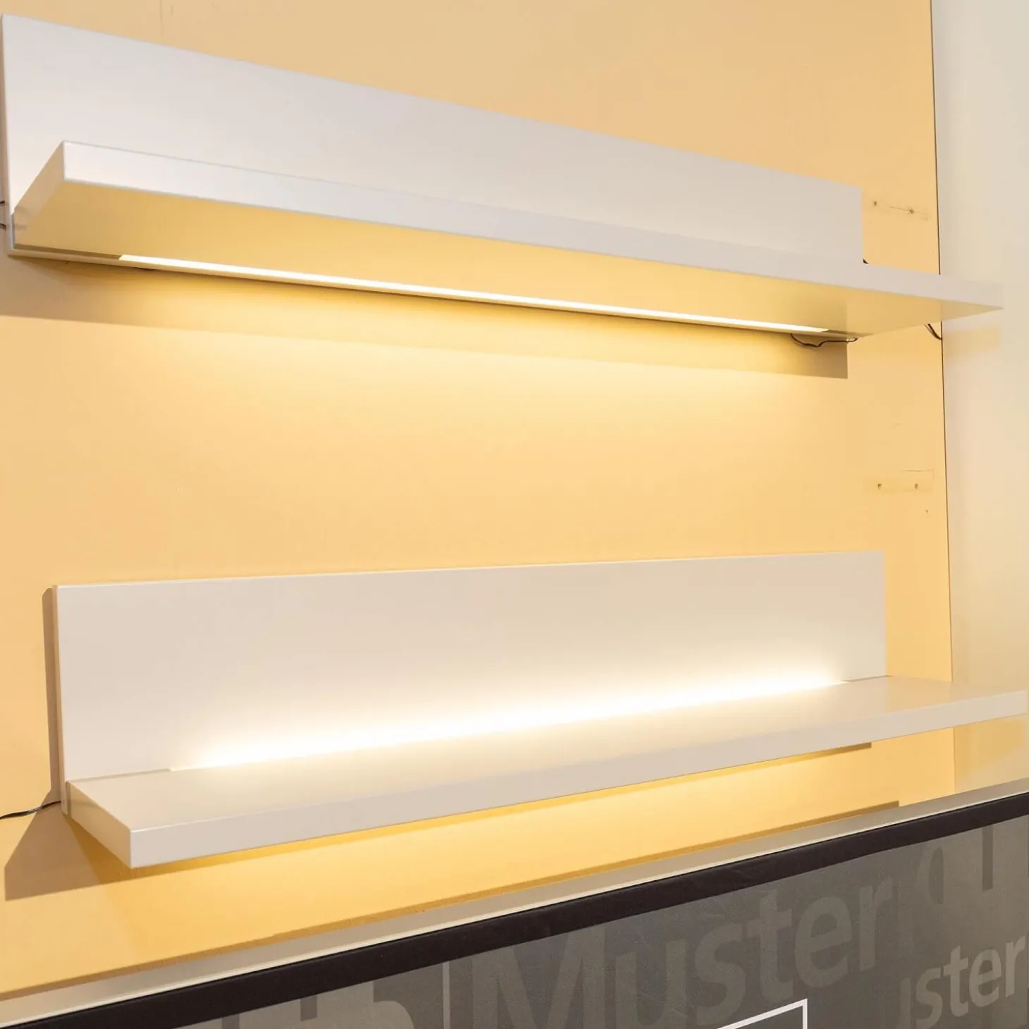 Wohnwand Kira Korpus Und Front Lack Weiß Regale Lack Grau Mit LED-Beleuchtung