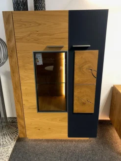 Wohnwand Kitzalm Solid Plus K050 Kernasteiche Natur Furniert Gebürstet Akzentglas Schiefer Grau Inklusive Beleuchtung