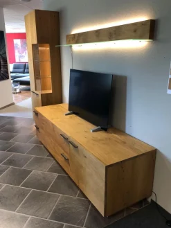 Wohnwand Kitzalm Solid Plus K050 Kernasteiche Natur Furniert Gebürstet Akzentglas Schiefer Grau Inklusive Beleuchtung