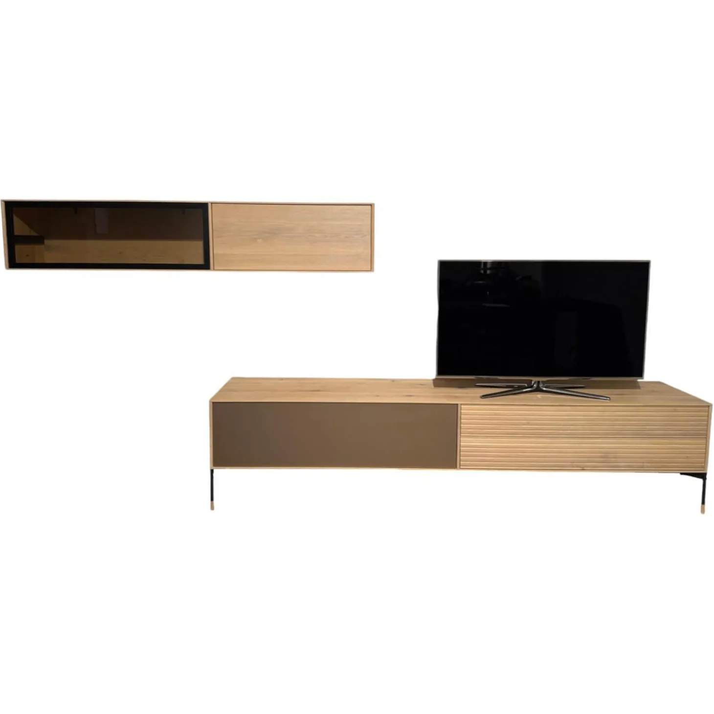 Wohnwand Lina Asteiche Gebürstet Weiß Geölt Akzente Glas Bronze Matt Metallgestell Schwarz Inklusive LED Beleuchtung