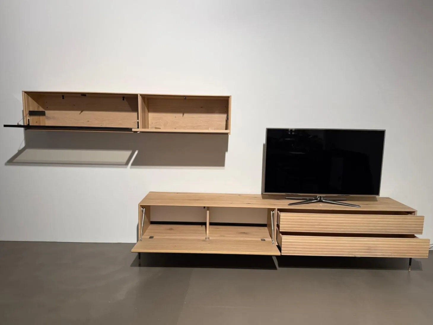 Wohnwand Lina Asteiche Gebürstet Weiß Geölt Akzente Glas Bronze Matt Metallgestell Schwarz Inklusive LED Beleuchtung