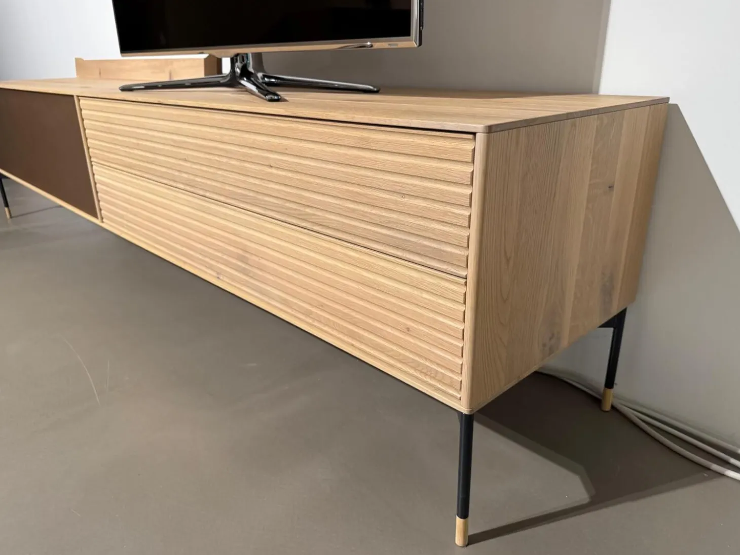 Wohnwand Lina Asteiche Gebürstet Weiß Geölt Akzente Glas Bronze Matt Metallgestell Schwarz Inklusive LED Beleuchtung