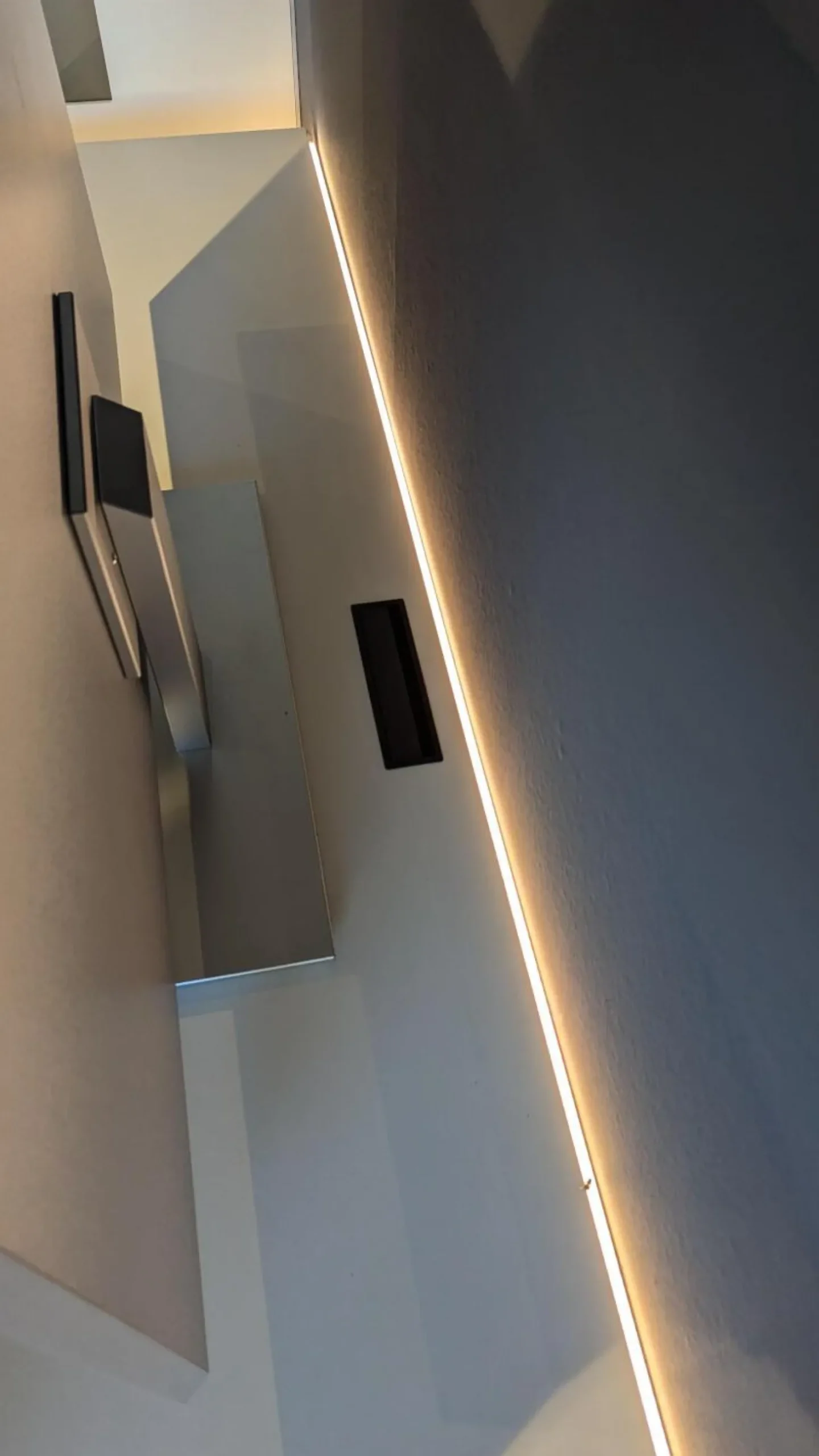 Wohnwand Linera Lack Seidenmatt Weiß Akzente Wildeiche Natur Mit LED Beleuchtung