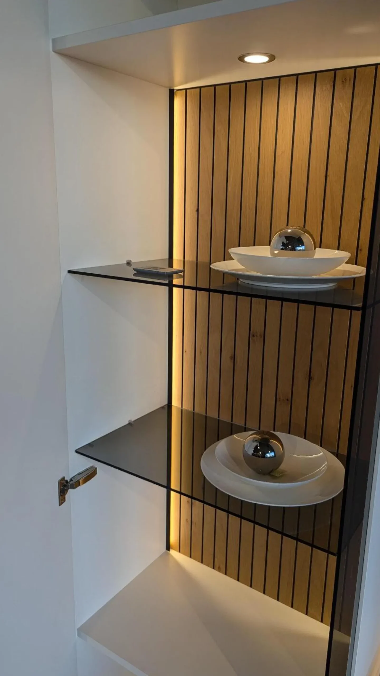 Wohnwand Linera Lack Seidenmatt Weiß Akzente Wildeiche Natur Mit LED Beleuchtung