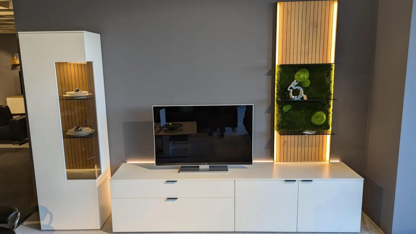 Wohnwand Linera Lack Seidenmatt Weiß Akzente Wildeiche Natur Mit LED Beleuchtung