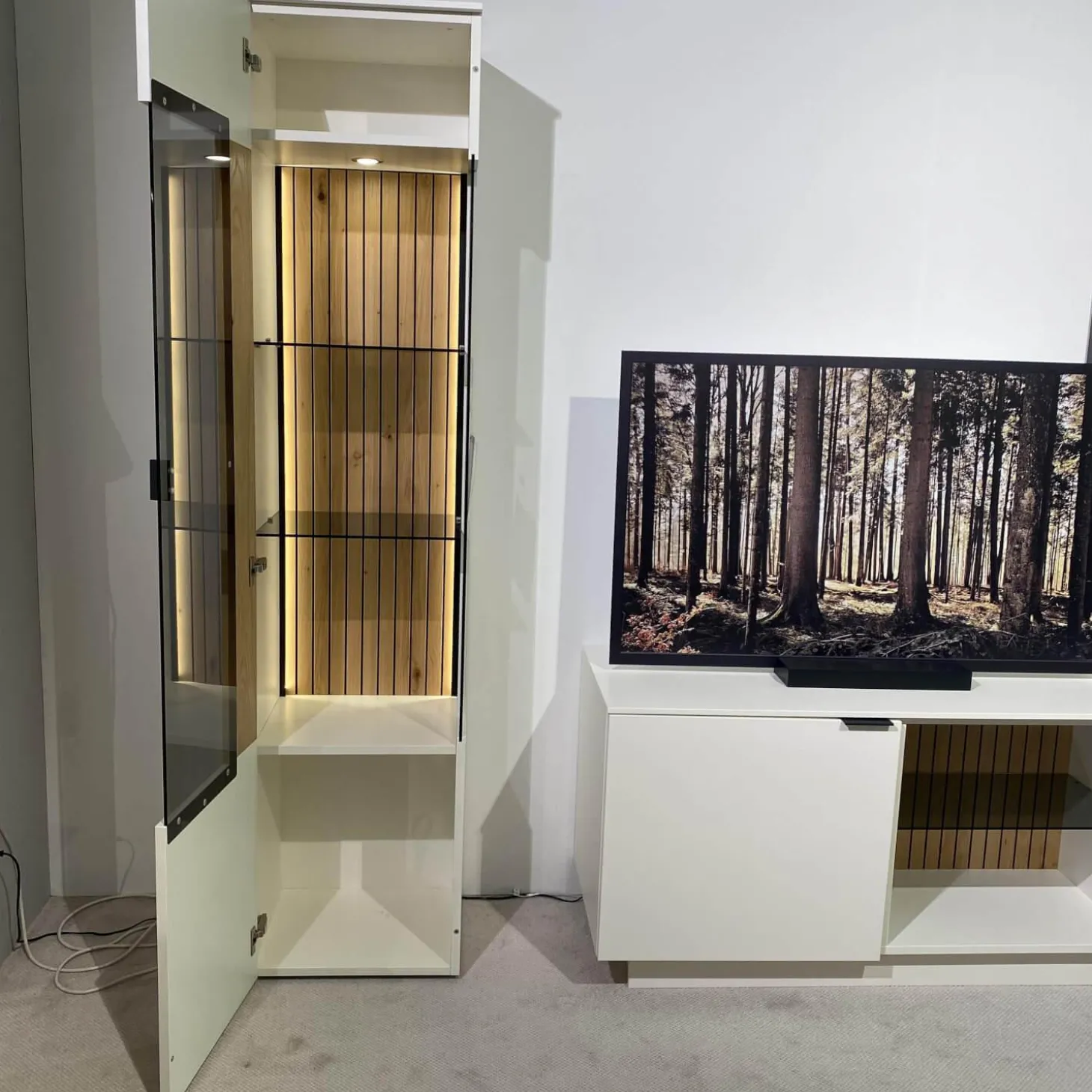 Wohnwand Linera Seidenmatt Weiß Wildeiche Natur Moos