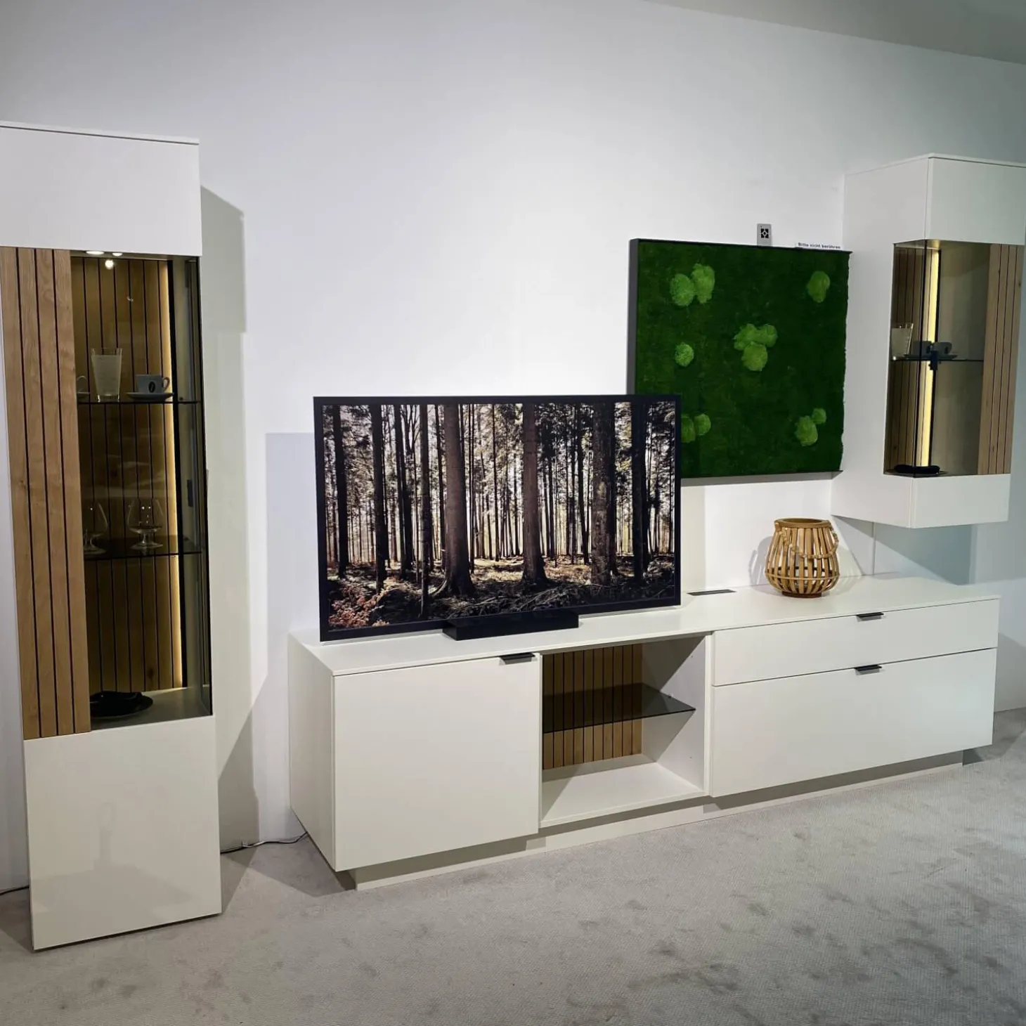 Wohnwand Linera Seidenmatt Weiß Wildeiche Natur Moos