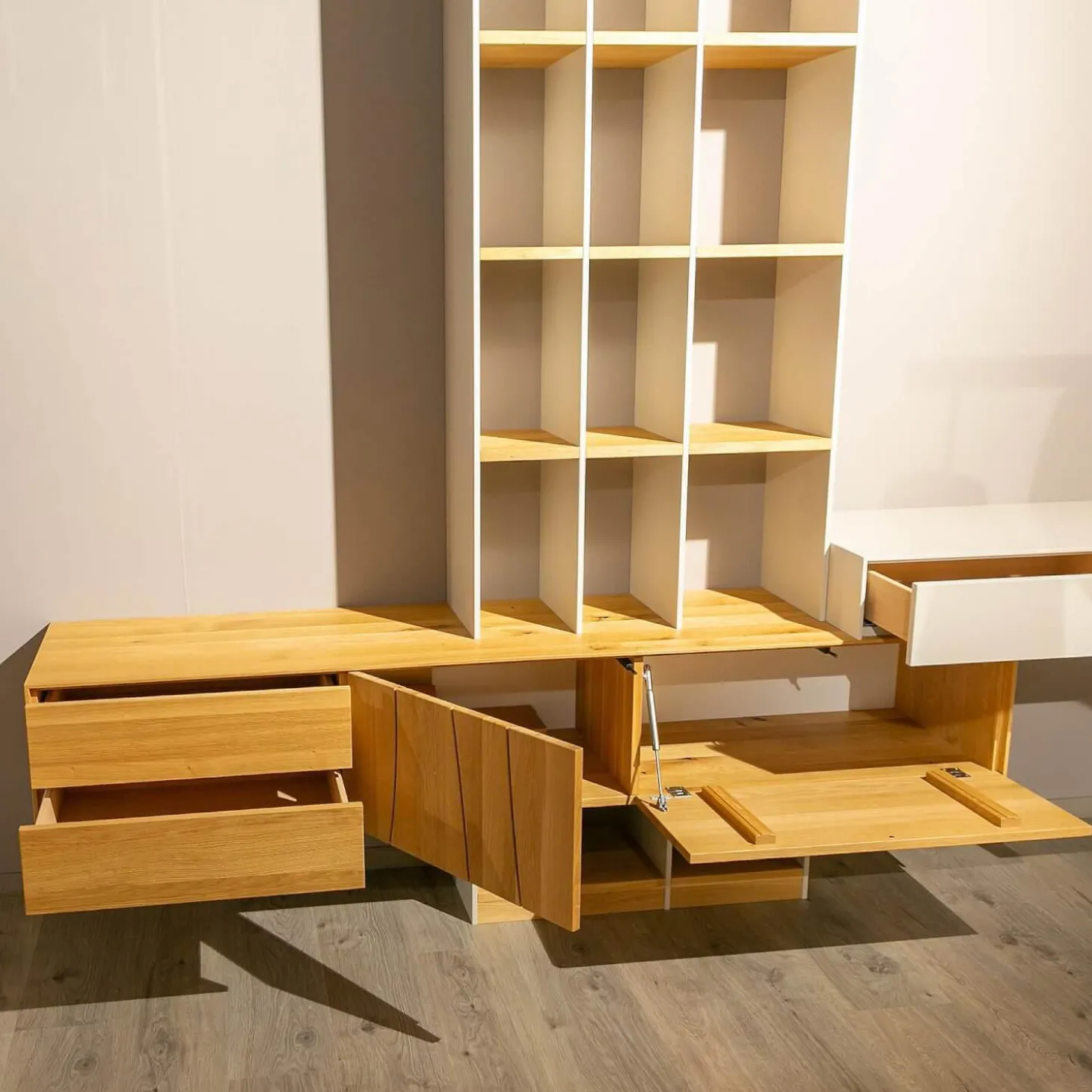 Wohnwand Mileto Asteiche Gebürstet Natur Geölt Und MDF Lichtgrau Lackiert