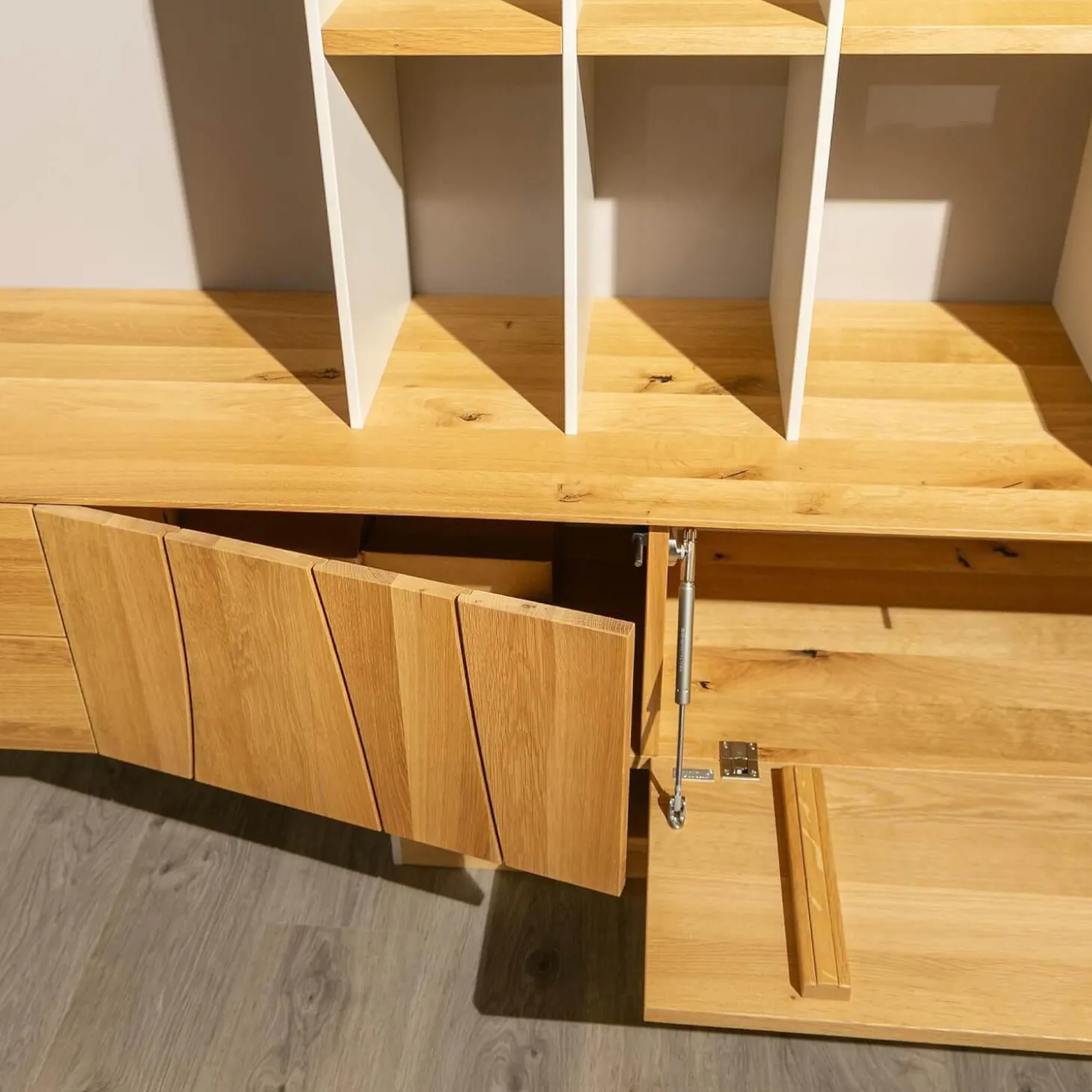 Wohnwand Mileto Asteiche Gebürstet Natur Geölt Und MDF Lichtgrau Lackiert