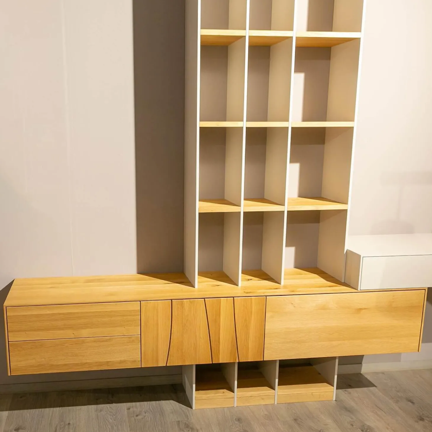 Wohnwand Mileto Asteiche Gebürstet Natur Geölt Und MDF Lichtgrau Lackiert