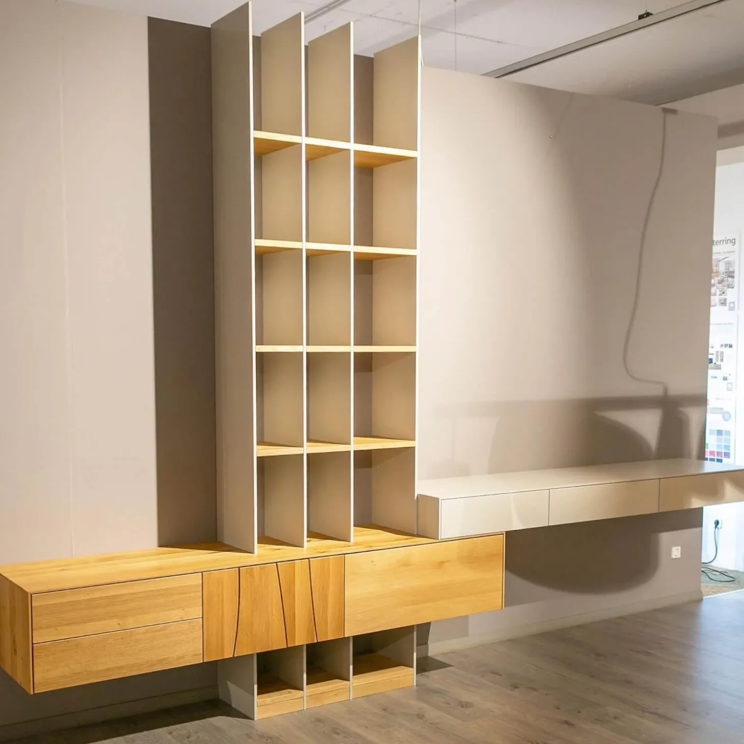 Wohnwand Mileto Asteiche Gebürstet Natur Geölt Und MDF Lichtgrau Lackiert