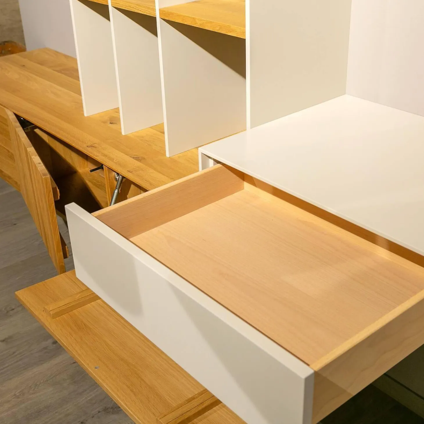 Wohnwand Mileto Asteiche Gebürstet Natur Geölt Und MDF Lichtgrau Lackiert