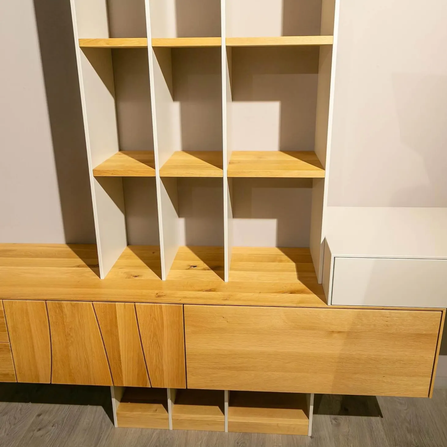 Wohnwand Mileto Asteiche Gebürstet Natur Geölt Und MDF Lichtgrau Lackiert