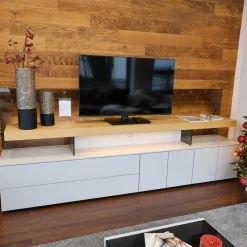 Wohnwand Minos Lack Kristallgrau Matt Absetzung Balkeneiche Mit Glaseinsatz Und LED Beleuchtung Ohne Dekoration