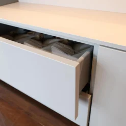 Wohnwand Minos Lack Kristallgrau Matt Absetzung Balkeneiche Mit Glaseinsatz Und LED Beleuchtung Ohne Dekoration