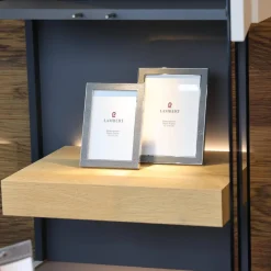 Wohnwand Minos Lack Kristallgrau Matt Absetzung Balkeneiche Mit Glaseinsatz Und LED Beleuchtung Ohne Dekoration