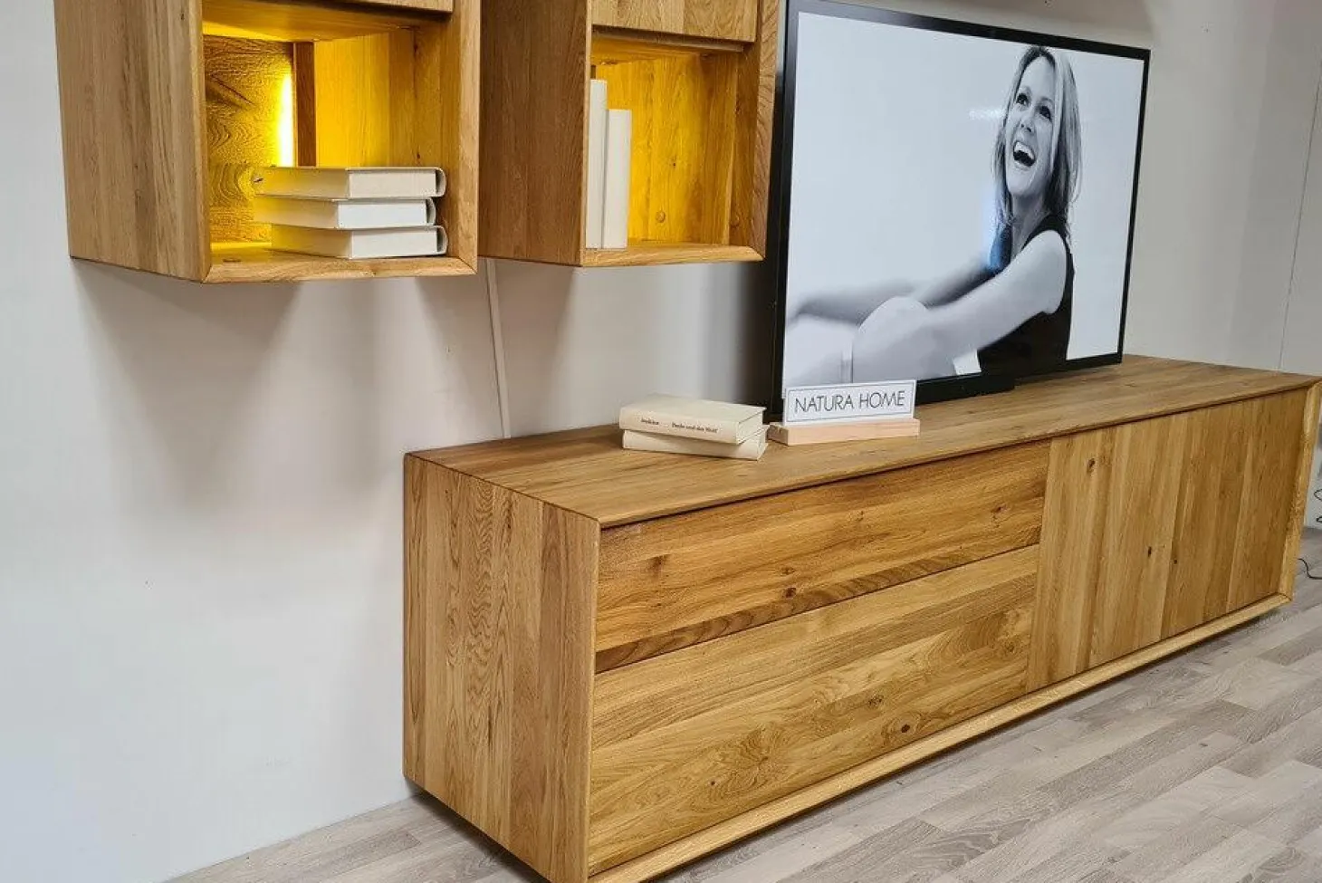 Wohnwand Missoula Eiche Massiv Geölt mit LED-Beleuchtung