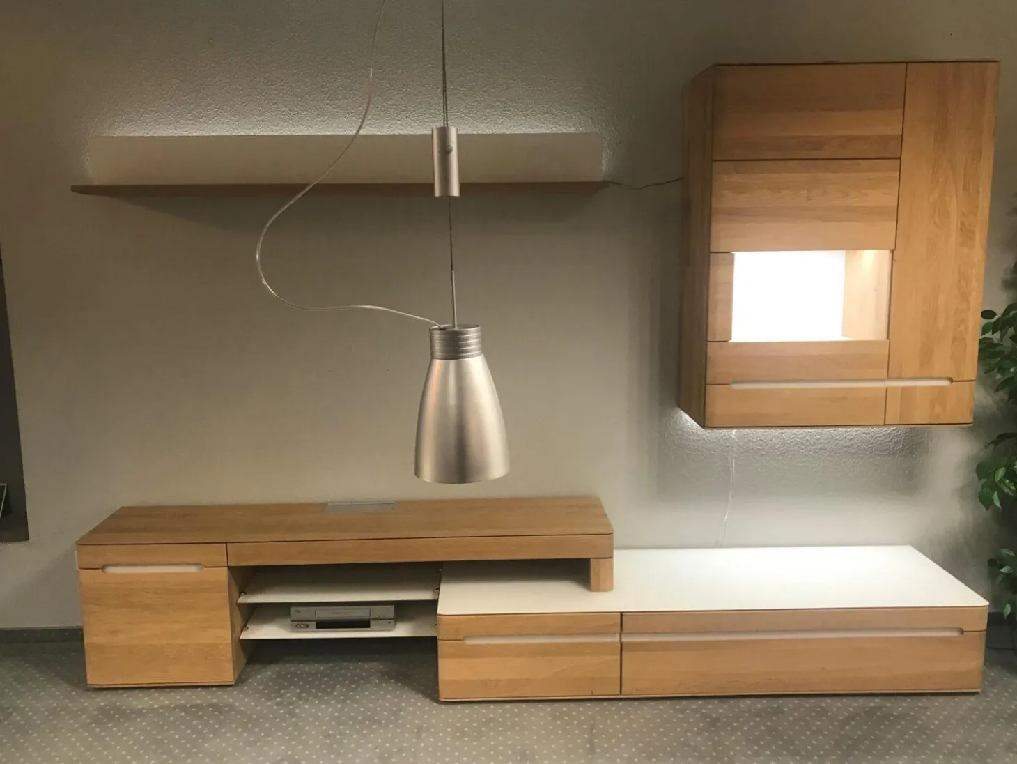 Wohnwand Modell Laguna Ausführung Eiche Bianco Massiv Weiß mit Zubehör und Beleuchtung