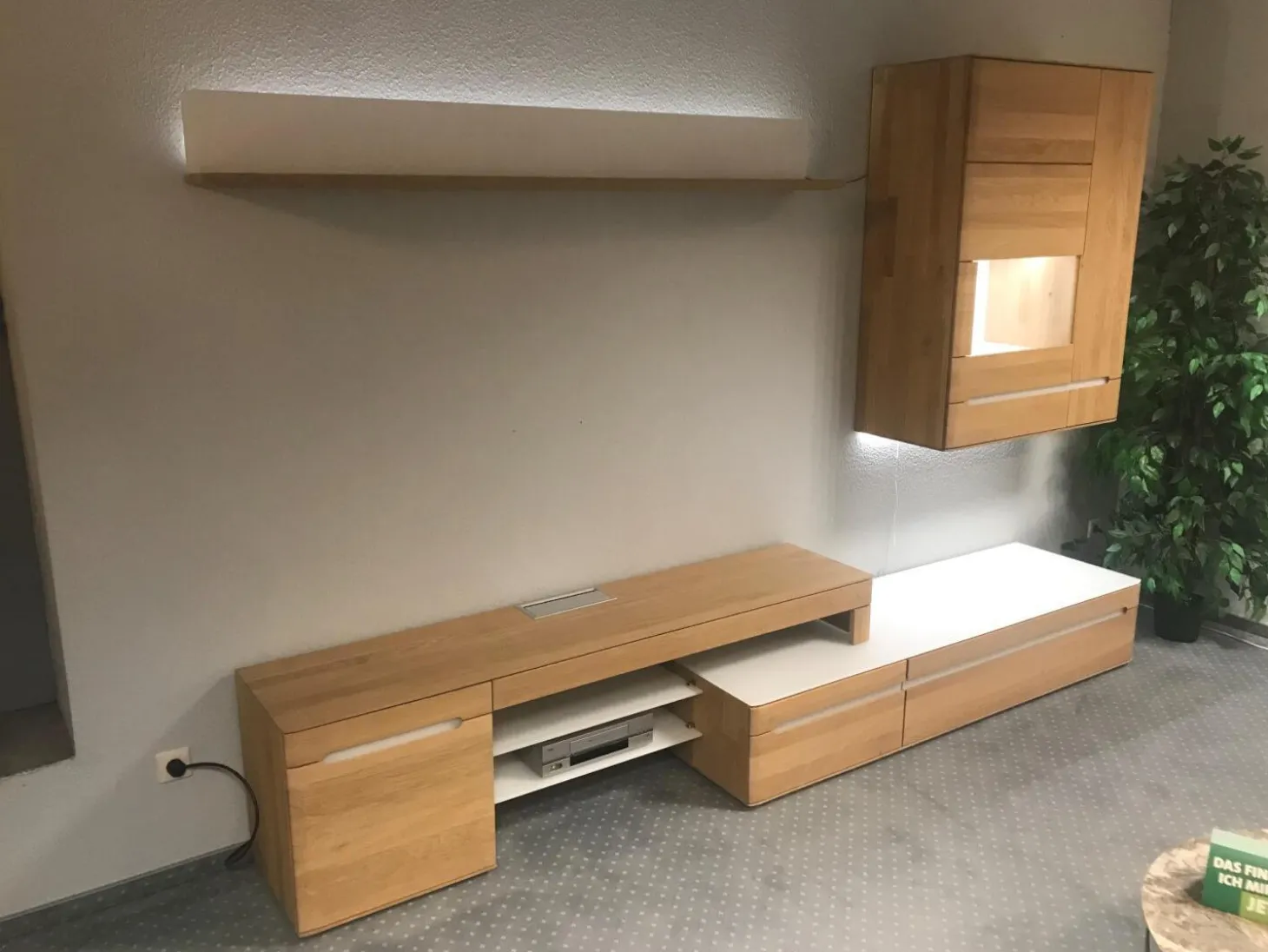 Wohnwand Modell Laguna Ausführung Eiche Bianco Massiv Weiß mit Zubehör und Beleuchtung