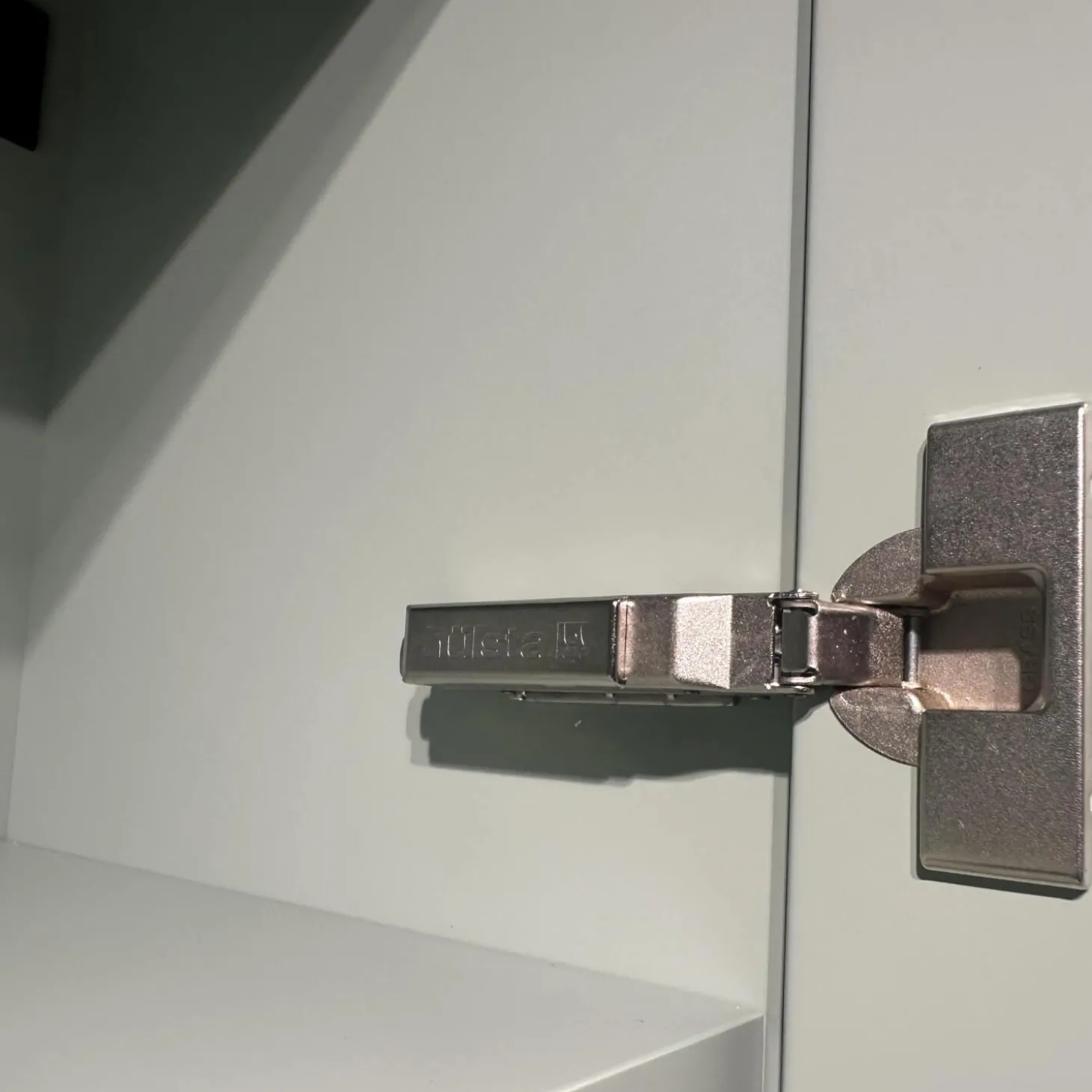 Wohnwand Neo Lack NCS S3050 Orange Und NCS S3010 Grün