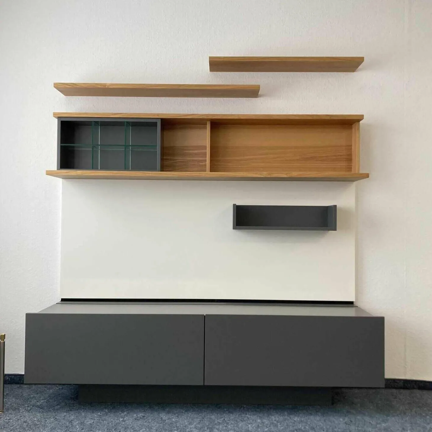 Wohnwand Pesaro Dunkelgrau Kernesche mit Beleuchtung