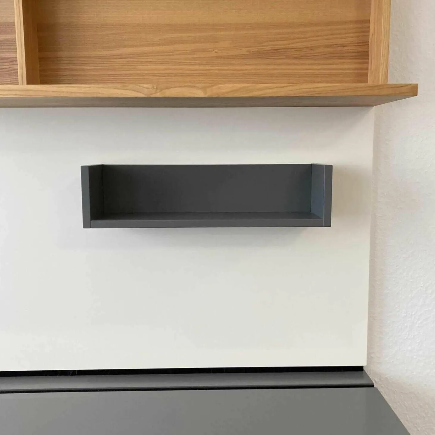 Wohnwand Pesaro Dunkelgrau Kernesche mit Beleuchtung