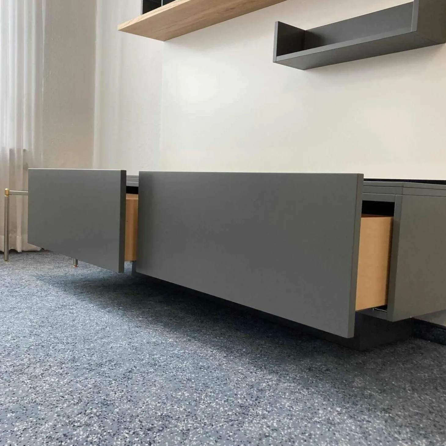 Wohnwand Pesaro Dunkelgrau Kernesche mit Beleuchtung