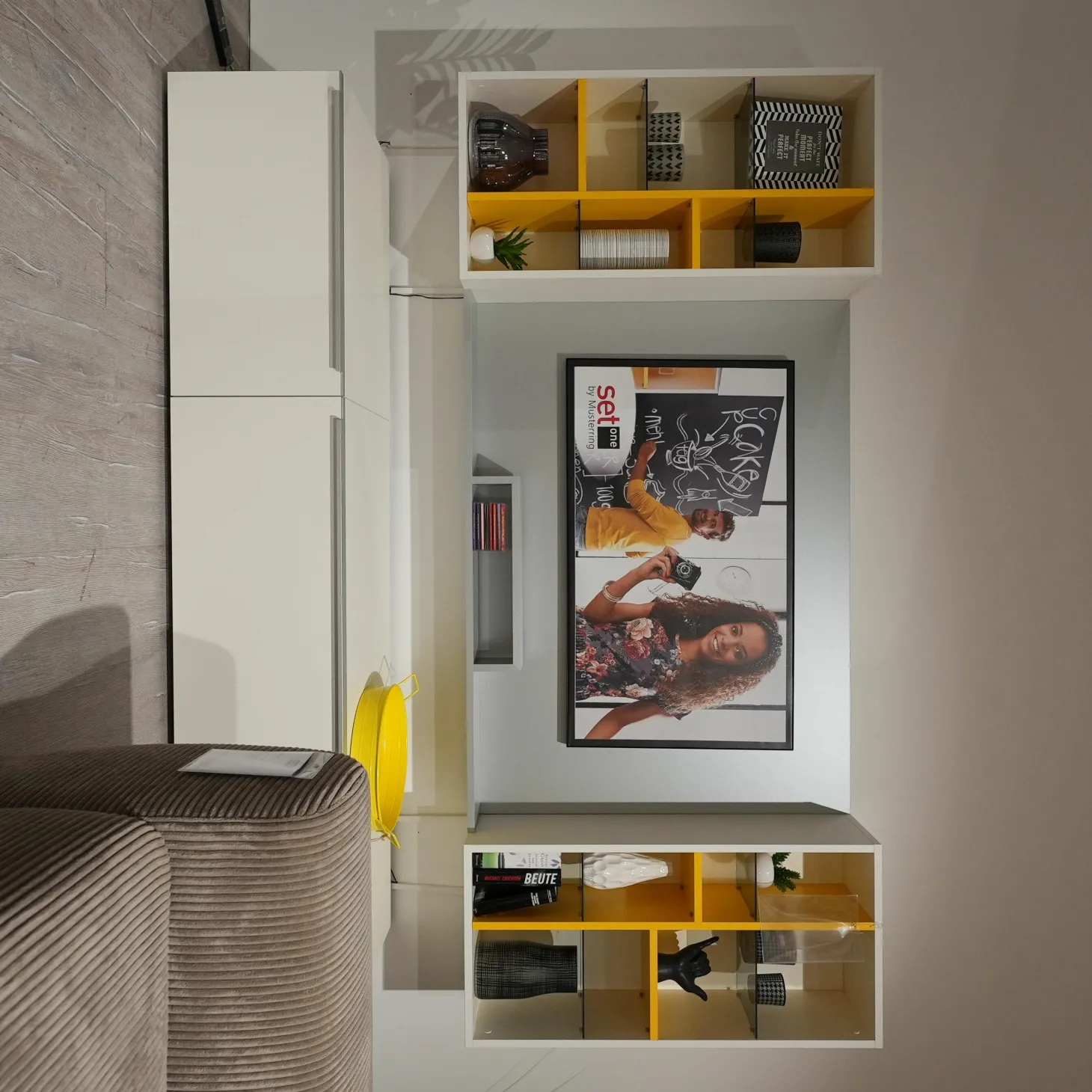 Wohnwand Phoenix Holz Weiß Und Gelb Mit 2 Klappen Und Beleuchtungsset