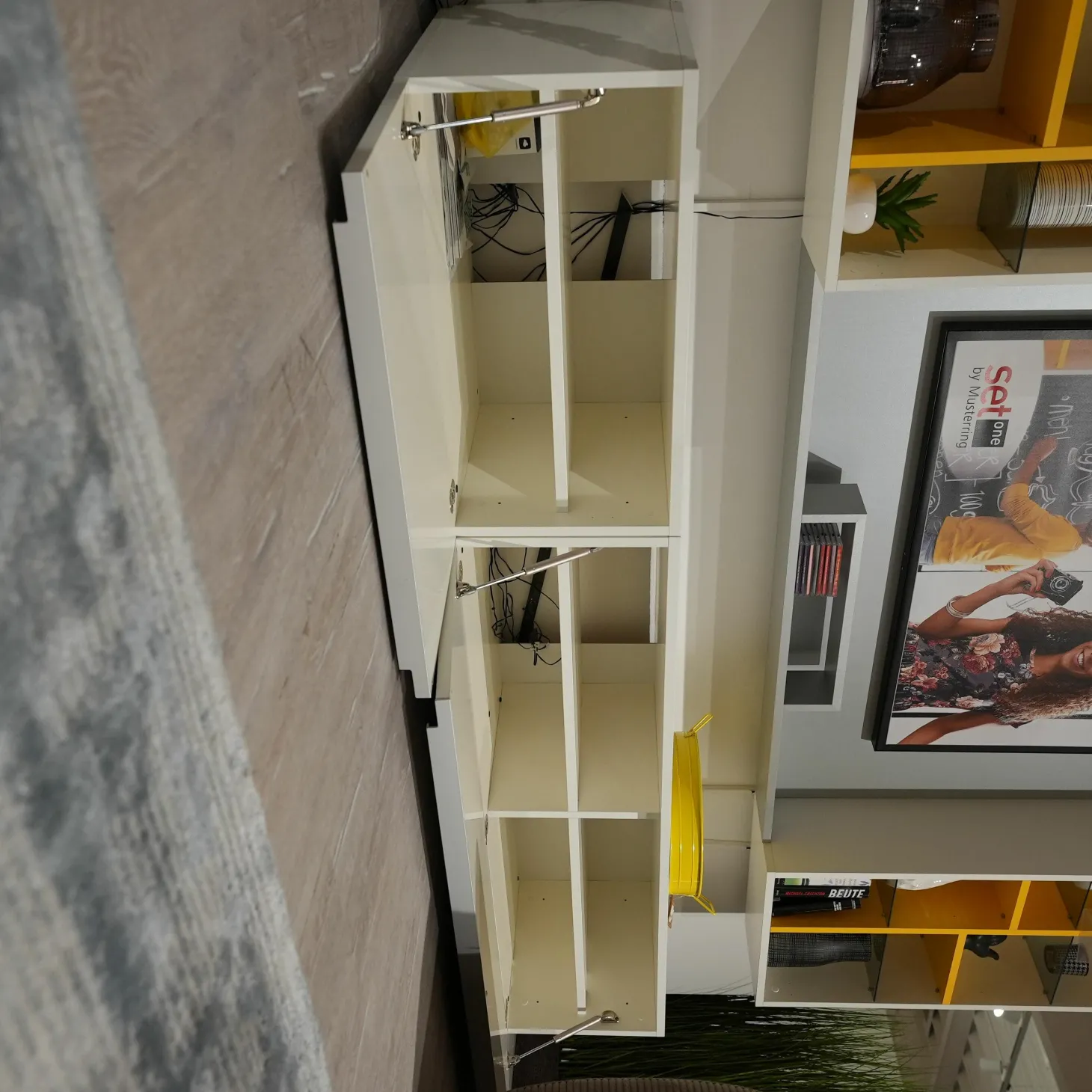 Wohnwand Phoenix Holz Weiß Und Gelb Mit 2 Klappen Und Beleuchtungsset