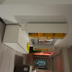 Wohnwand Phoenix Holz Weiß Und Gelb Mit 2 Klappen Und Beleuchtungsset