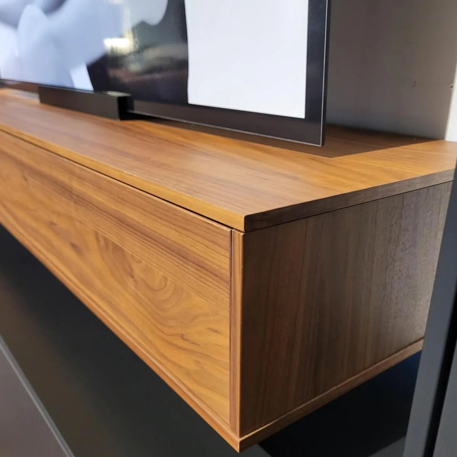 Wohnwand pl.Cera Lack Seidenmatt Anthrazit Absetzung Nussbaum Natur Geplankt Fronten Keramik Nero Zimbabwe