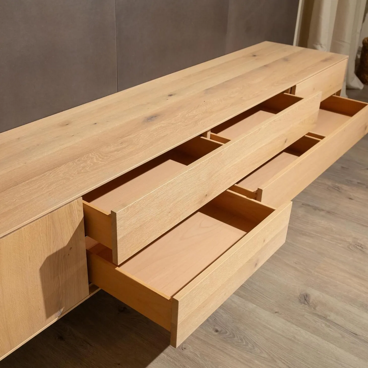 Wohnwand Puro 109 368 Asteiche Gebürstet Weiß Geölt Metall Sockel Schwarz Matt Mit Glaseinlage Und Beleuchtung