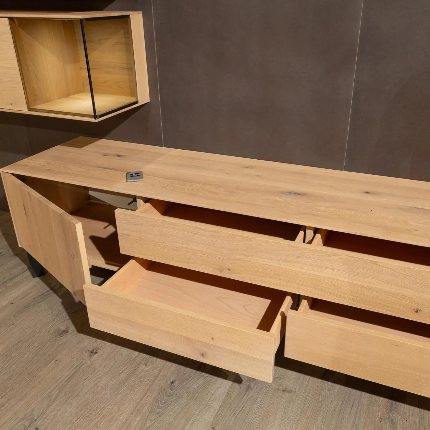 Wohnwand Puro 109 368 Asteiche Gebürstet Weiß Geölt Metall Sockel Schwarz Matt Mit Glaseinlage Und Beleuchtung