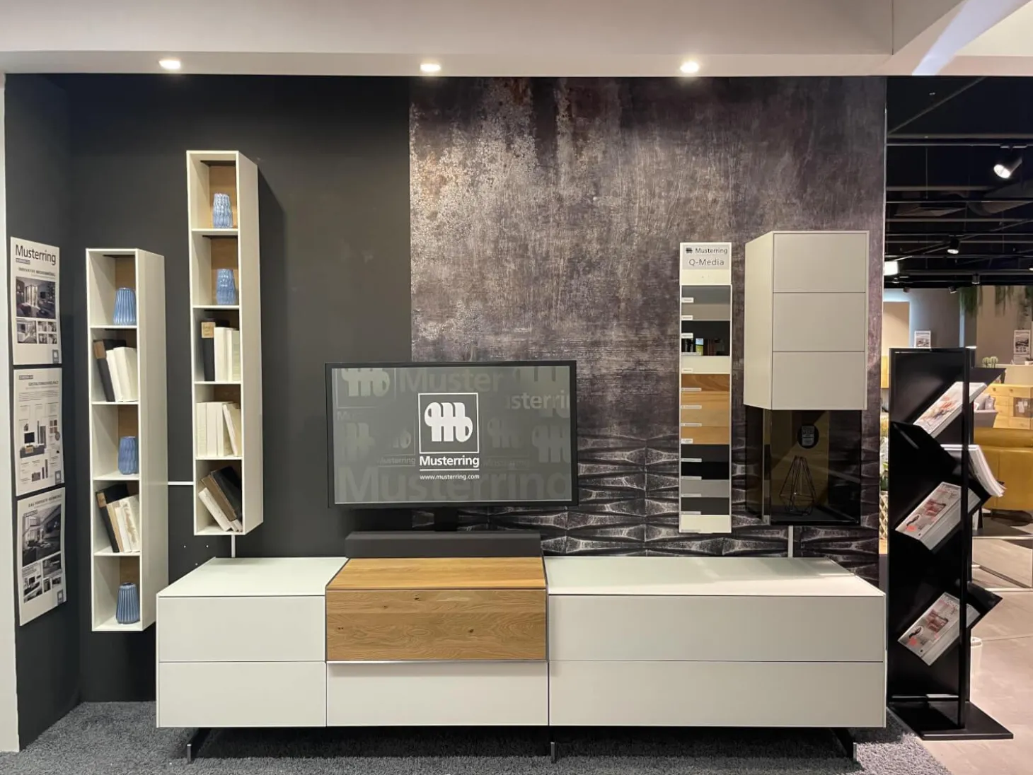 Wohnwand Q Media 2 0 Front Und Korpus Mattglas Weiß PG5 Mittelelement Eiche Massiv Mit LED Beleuchtung Ohne Vitrine