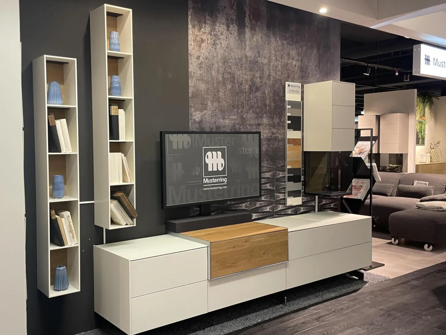 Wohnwand Q Media 2 0 Front Und Korpus Mattglas Weiß PG5 Mittelelement Eiche Massiv Mit LED Beleuchtung Ohne Vitrine