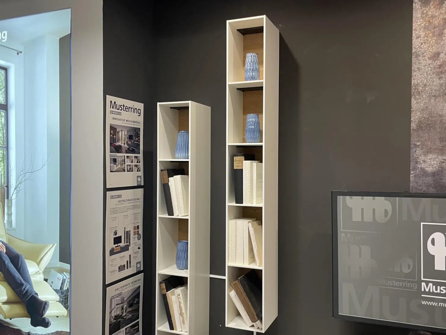 Wohnwand Q Media 2 0 Front Und Korpus Mattglas Weiß PG5 Mittelelement Eiche Massiv Mit LED Beleuchtung Ohne Vitrine