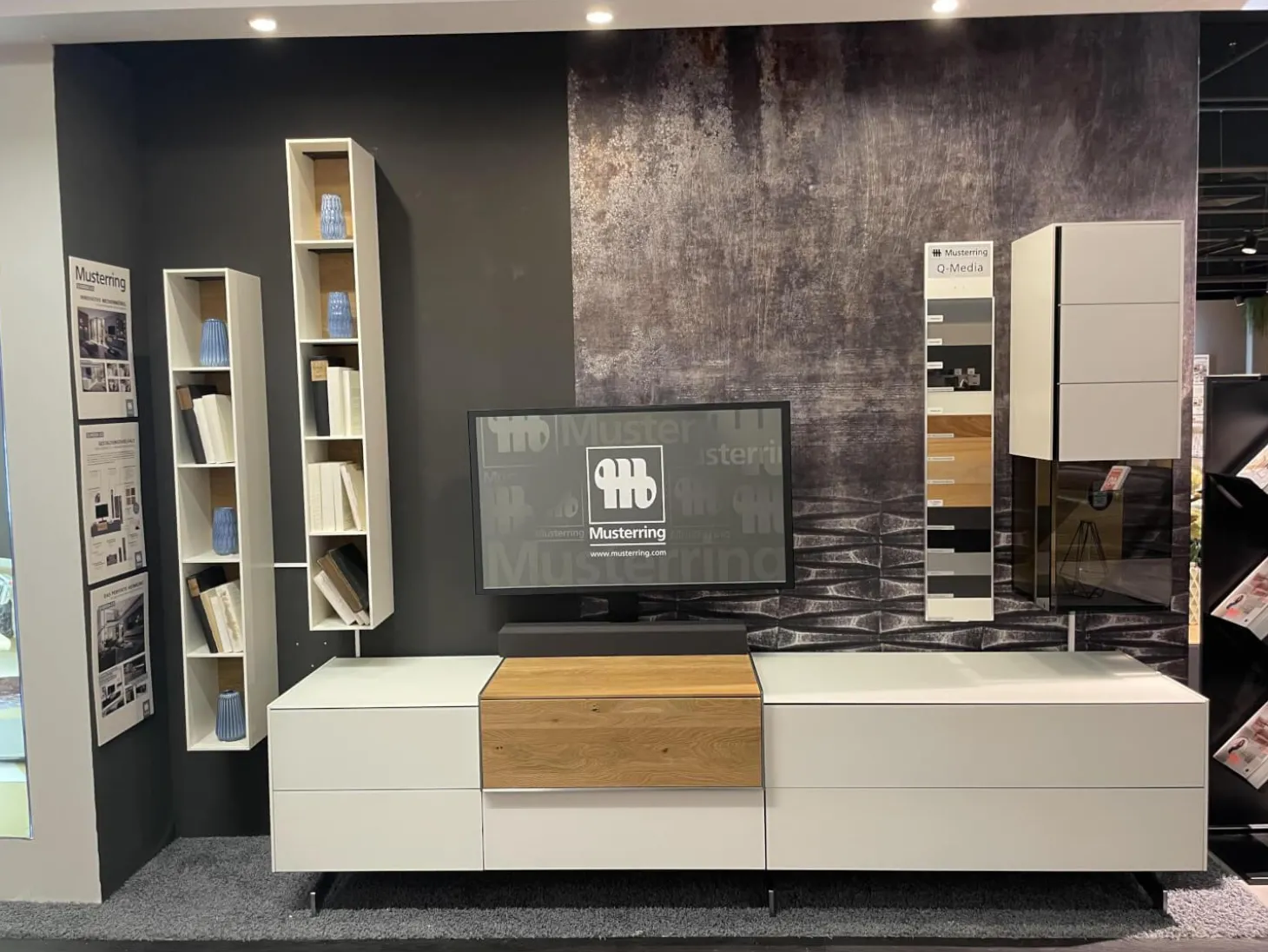 Wohnwand Q Media 2 0 Front Und Korpus Mattglas Weiß PG5 Mittelelement Eiche Massiv Mit LED Beleuchtung Ohne Vitrine