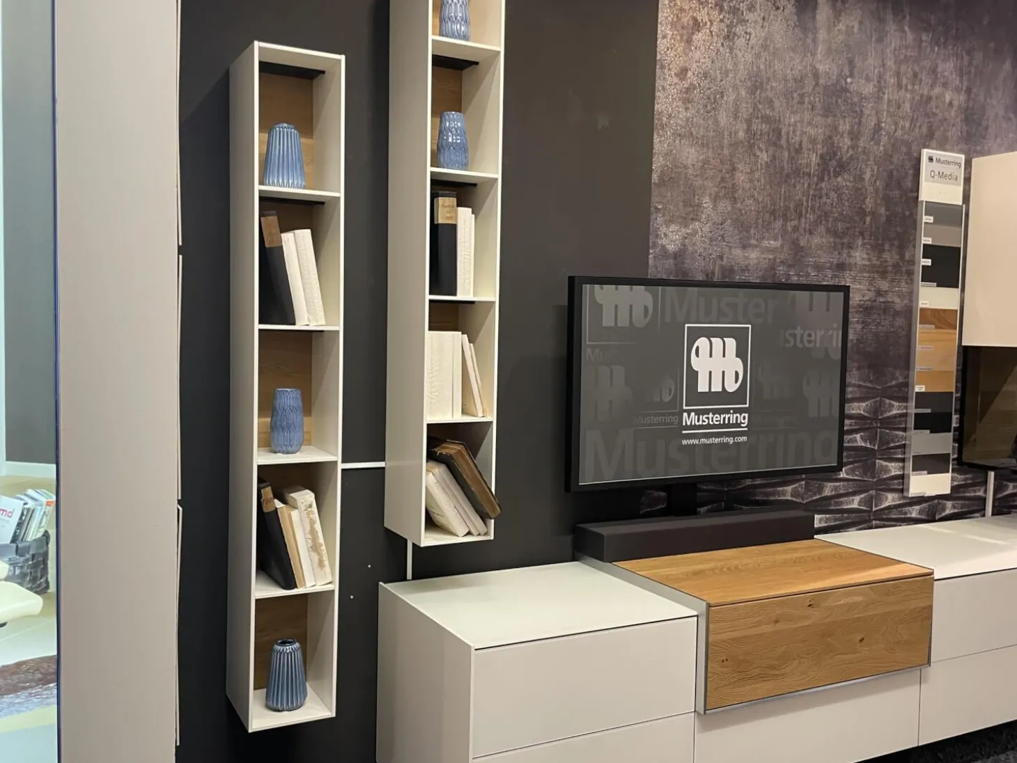 Wohnwand Q Media 2 0 Front Und Korpus Mattglas Weiß PG5 Mittelelement Eiche Massiv Mit LED Beleuchtung Ohne Vitrine