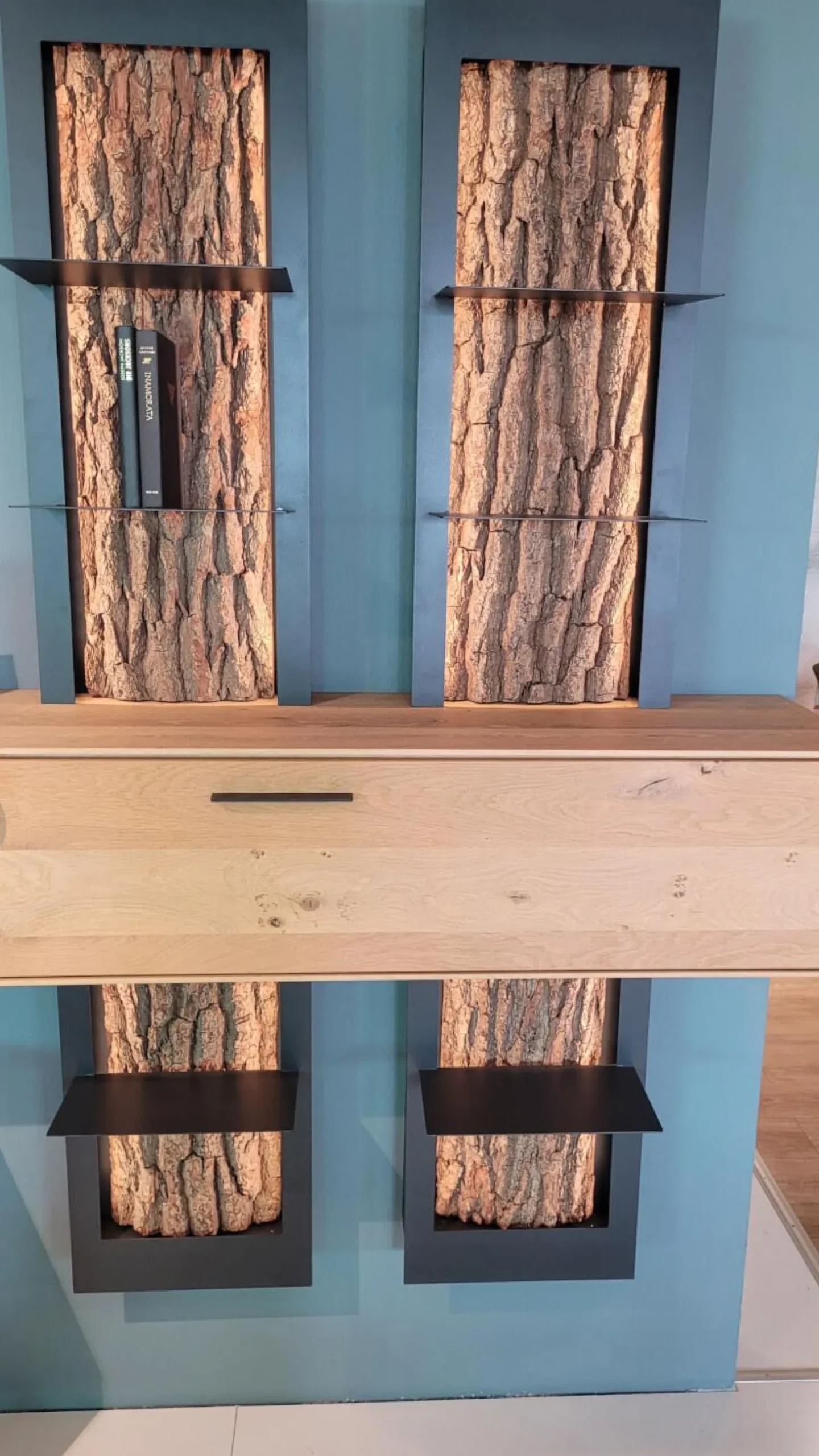 Wohnwand Runa Kerneiche Massiv Natur Gebürstet Applikation Rinde Metall Anthrazit Mit Beleuchtung