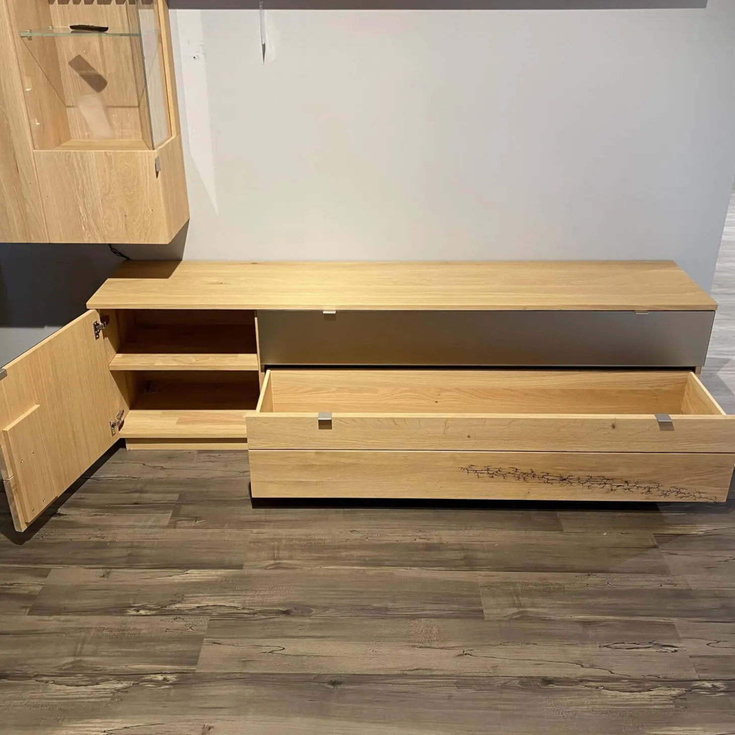 Wohnwand Signatura Rustikale Asteiche Bianco Akzente In Satinierten Bronzeglas Nickelfarbig Nickelfarbig