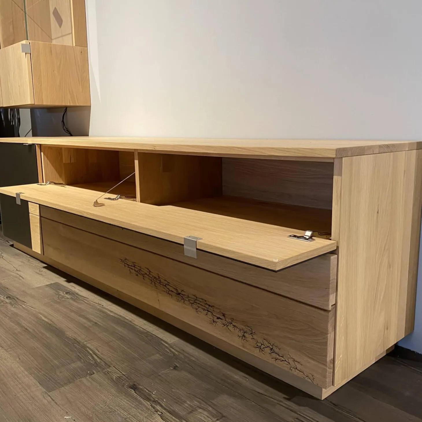 Wohnwand Signatura Rustikale Asteiche Bianco Akzente In Satinierten Bronzeglas Nickelfarbig Nickelfarbig