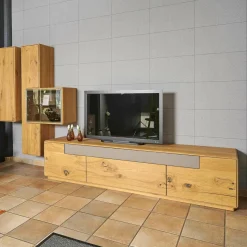 Wohnwand Sineo Europäische Wildeiche Bohleneiche Gebürstet Mit Beleuchtung Und Mattglas-Akzent