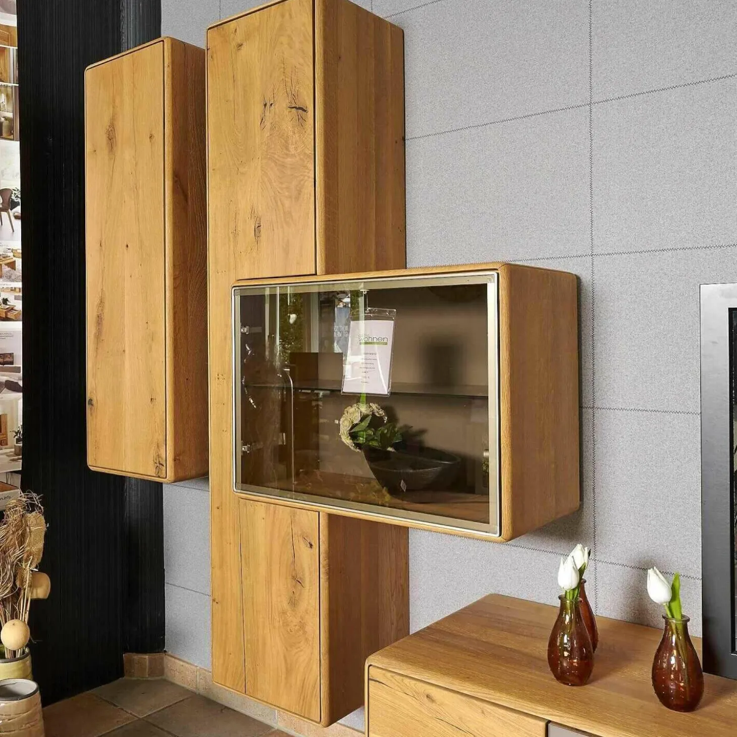 Wohnwand Sineo Europäische Wildeiche Bohleneiche Gebürstet Mit Beleuchtung Und Mattglas-Akzent