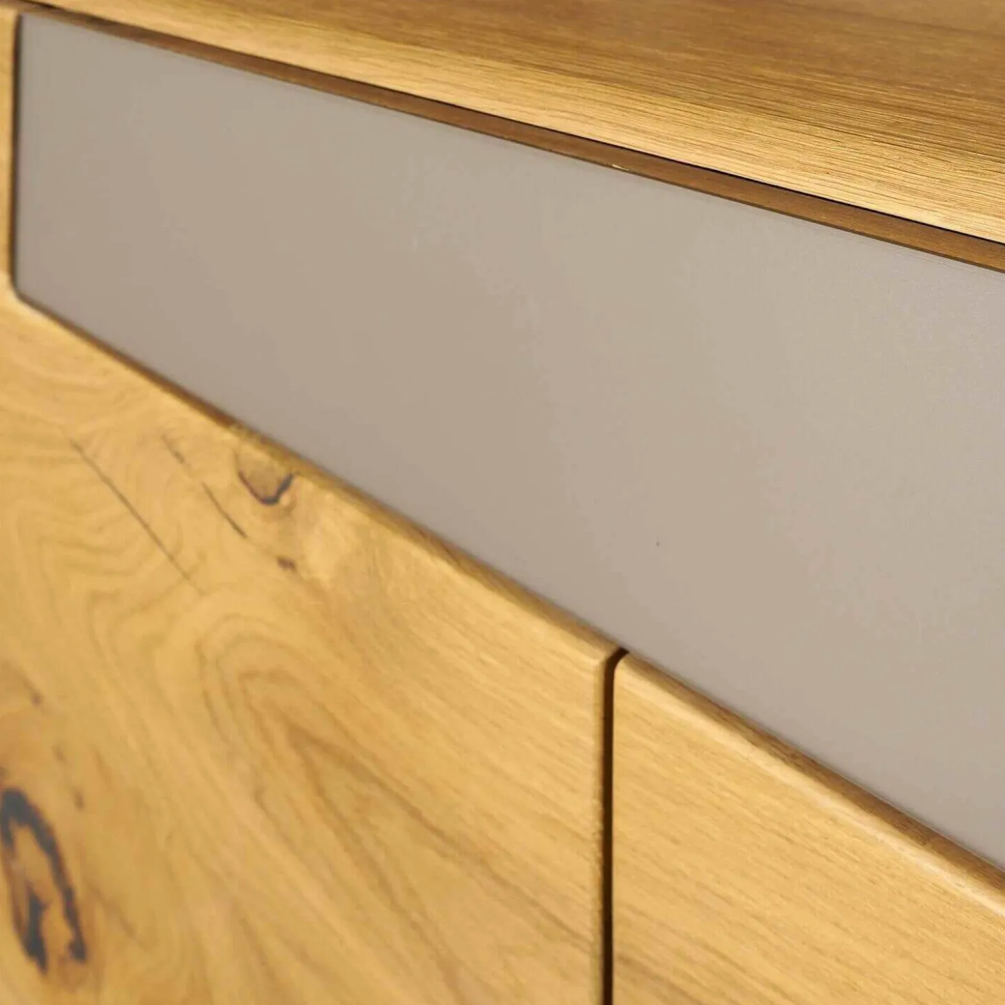 Wohnwand Sineo Europäische Wildeiche Bohleneiche Gebürstet Mit Beleuchtung Und Mattglas-Akzent